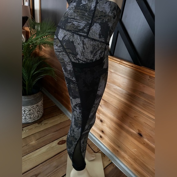 Mono B Gray/Black  Camo Workout Leggings - Size M (New) - Picture 4 of 10